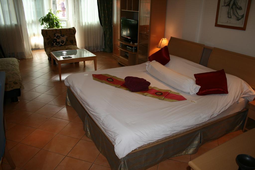 Aquarius Gay Guesthouse & Sauna Patong Room photo