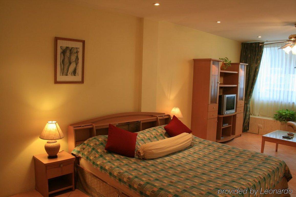 Aquarius Gay Guesthouse & Sauna Patong Room photo