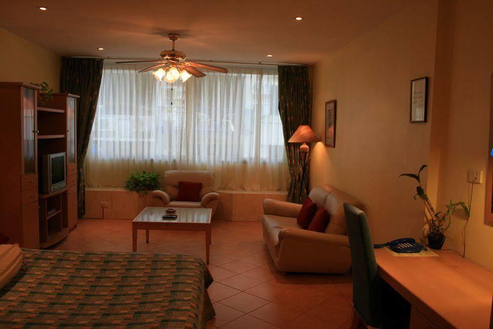 Aquarius Gay Guesthouse & Sauna Patong Exterior photo