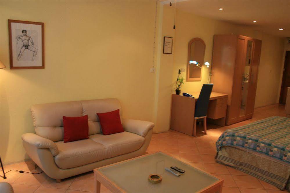 Aquarius Gay Guesthouse & Sauna Patong Exterior photo